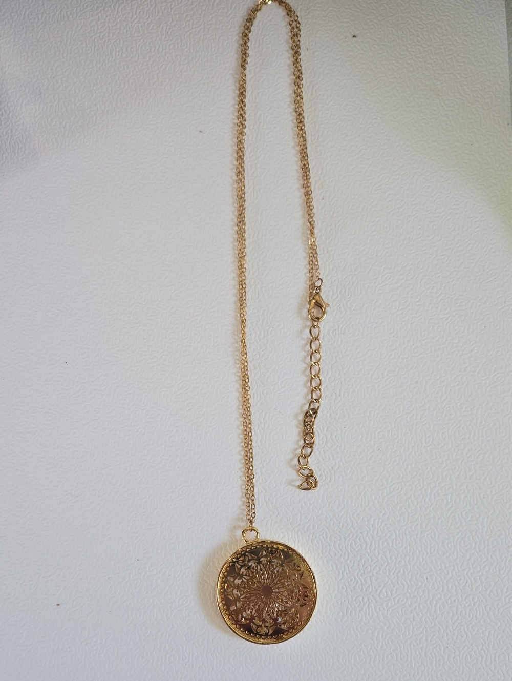 Fashionable Gold Floral Filigree Disc Necklace With Crystals Inside